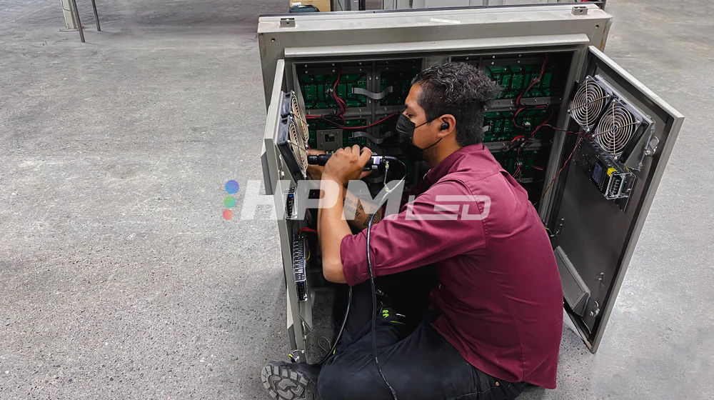 imgi_7_fabrica-empleado-trabajando_1000x560_crop_center